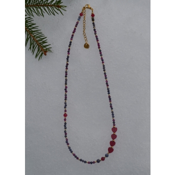 Naszyjnik z szafirowymi, rubinowymi i chalcedonowymi sercami.